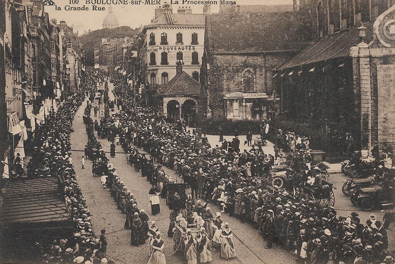 /France/FR_place_1903-1938_BOULOGNE-sur-MER La Procession dans la Grande Rue.jpg